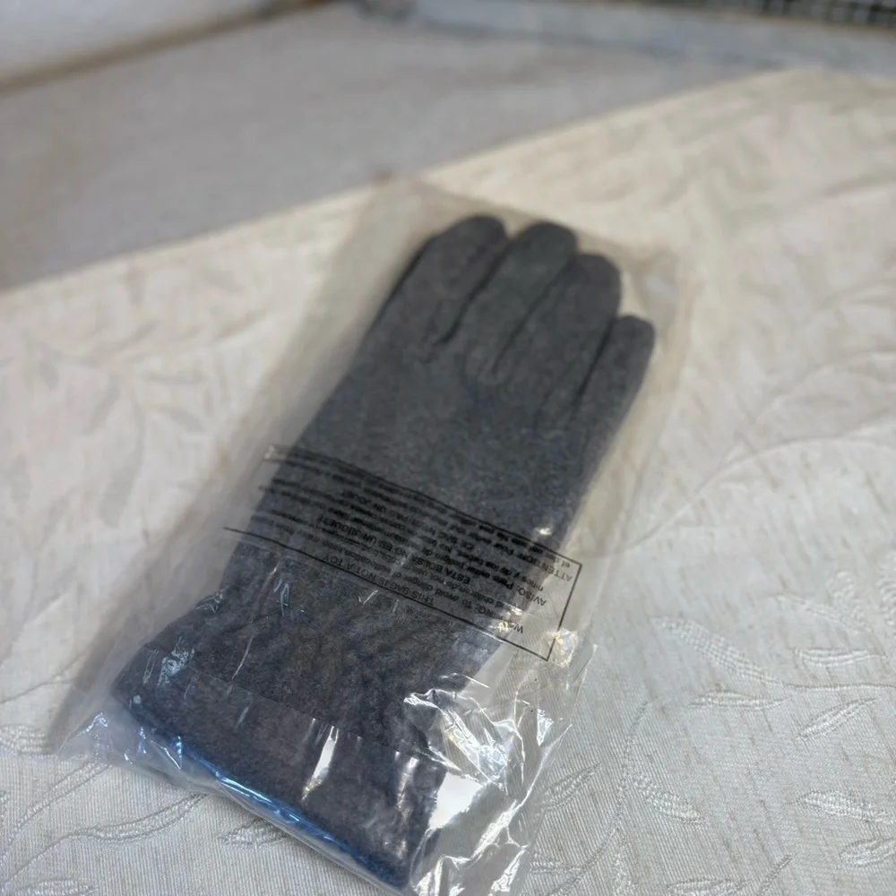 Finger fuzz. Gray Women's Winter Fleece Gloves. Gripping‎ one size.